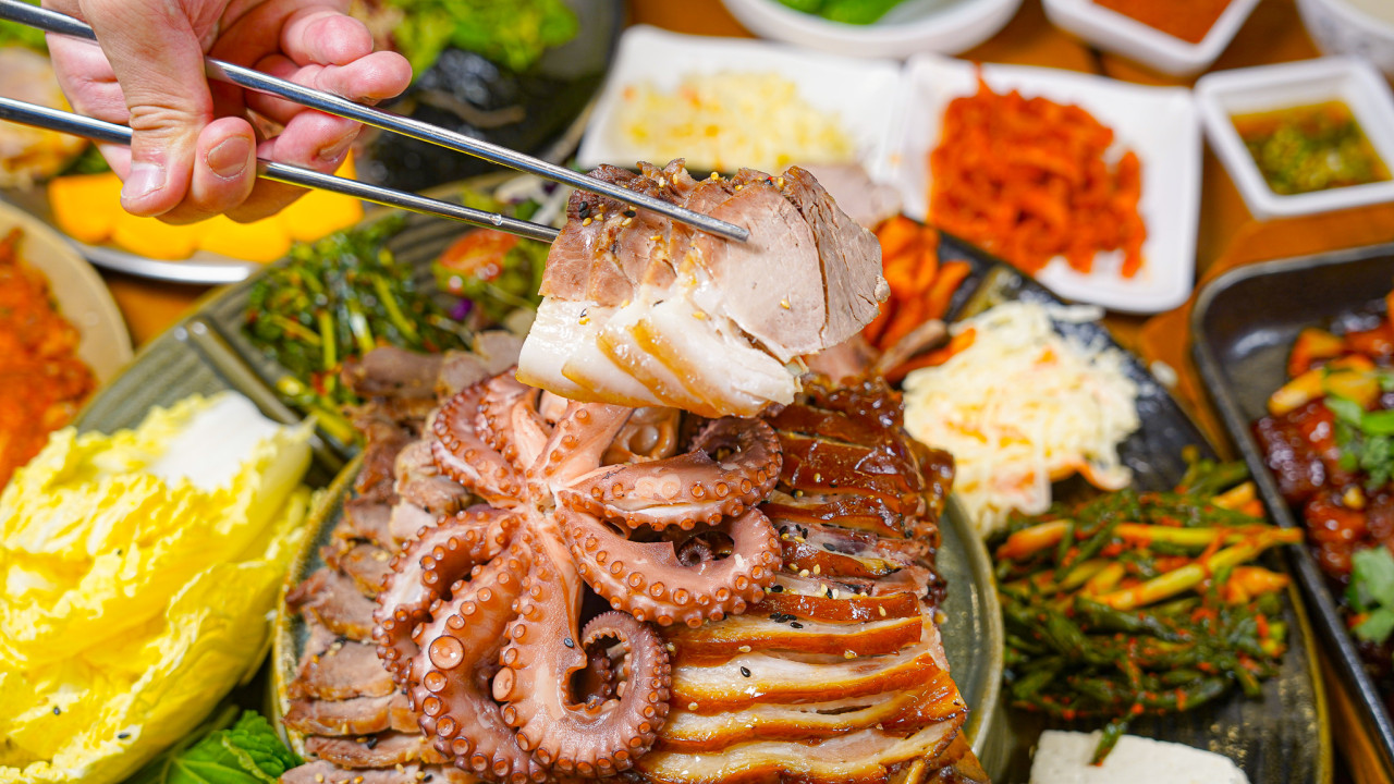 【2025 明洞美食】入口即化燉牛排骨、香氣十足釜飯、炭香滿分鰻魚一次吃遍!